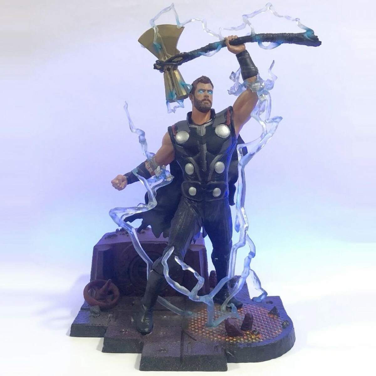 Estátua Thor Com Machado Resina Realista 18cm Altura Marvel